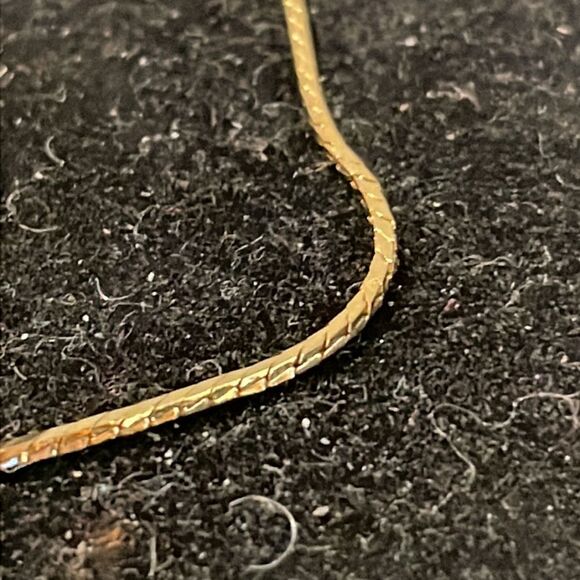 Vintage 7.5” Avon gold tone Herringbone chain bracelet with a spring clasp - Picture 3 of 8